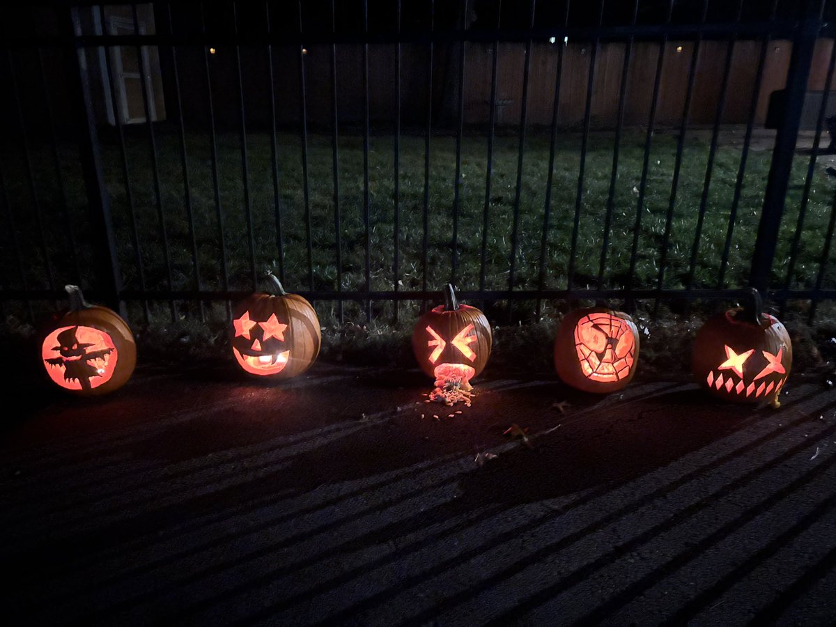 UISHoops's tweet photo. Coach Brock hosted the team for our annual team pumpkin carving contest and team bonding cookout! 

A great night of food, bonding and pumpkin carving designs!!

#NOW | #WeAreStars https://t.co/1wjOVZmGRB