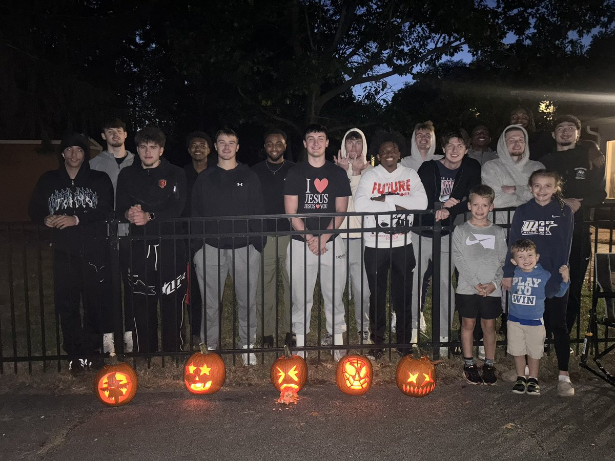 UISHoops's tweet photo. Coach Brock hosted the team for our annual team pumpkin carving contest and team bonding cookout! 

A great night of food, bonding and pumpkin carving designs!!

#NOW | #WeAreStars https://t.co/1wjOVZmGRB
