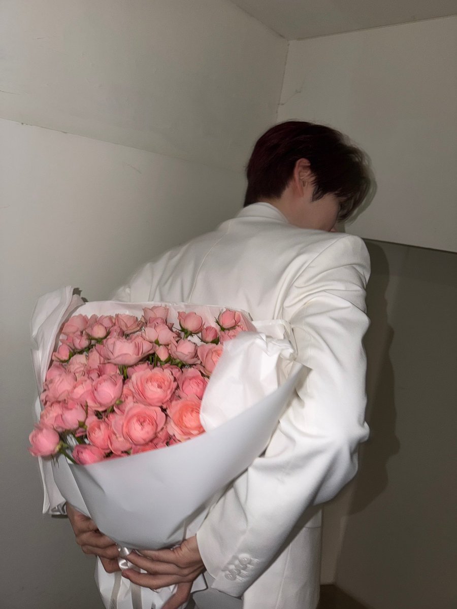 hanbin_o1's tweet photo. いつも私たちをお花に例えてくれるZB1のみんながだいすき

1RP=1VOTE❤️‍🔥

#2026MAMAVOTE #ZEROBASEONE https://t.co/0kRDPMEOxK