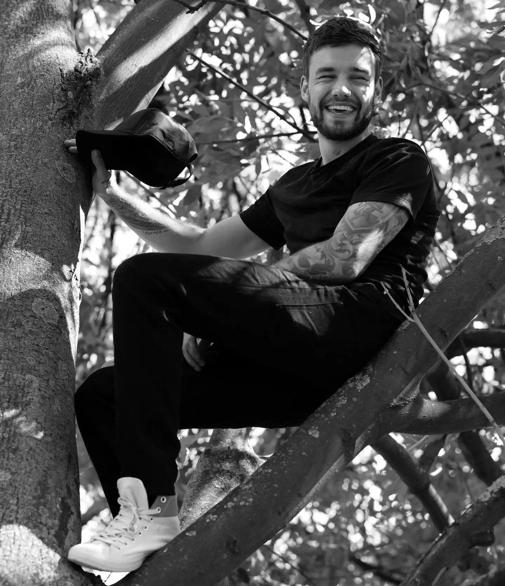 archivsliam's tweet photo. best two liam pics ever 🖤 https://t.co/CYleowSVYB