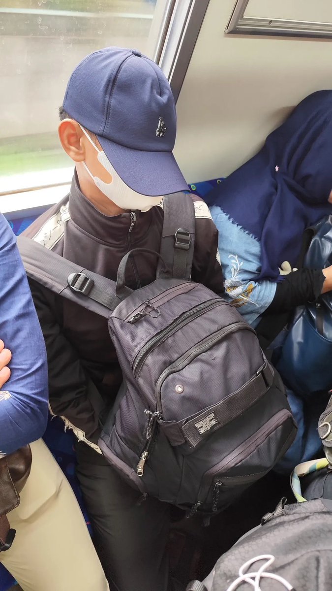 mmmshmkn's tweet photo. mungkin masnya juga capek ka abis kerja atau lg kurang enak badan. eh tapi gatau deh :( semangat para pejuang rupiah. https://t.co/O7fea8A5Pi