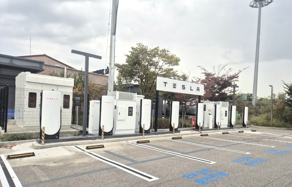 TeslaCharging's tweet photo. New Tesla Supercharger: Goyang-si, South Korea (8 stalls) 
https://t.co/r0F1TNt928 https://t.co/quY8R5cZUI