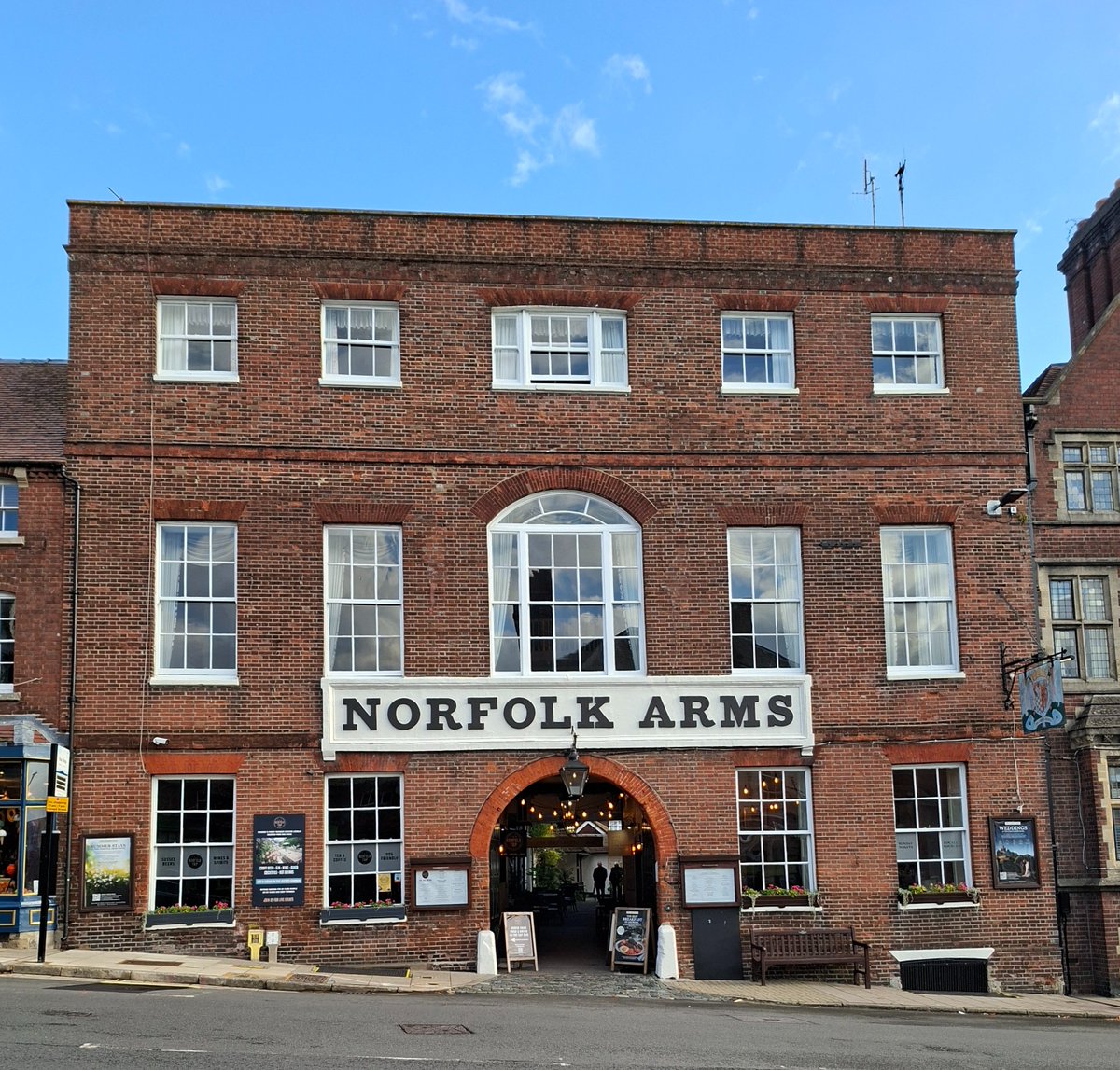 BeardyHowse's tweet photo. The outsize name board in early 19th-century slab-serif or "Egyptian" lettering distinguishes the coaching inn built in Arundel High Street by the Duke of Norfolk in 1785. The room above the arch could hold 150 at dinner. Listed Grade II*. https://t.co/EtKjdHOR7S