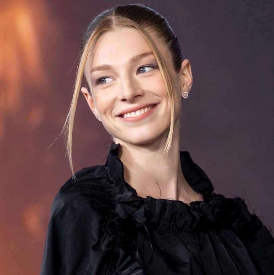 updatecharts's tweet photo. B*CETUDA! Hunter Schafer fez a REDESIGNAÇÃO SEXUAL em dezembro de 2025, afirma a atriz em entrevista a ELLE. https://t.co/U2afQJO9BS
