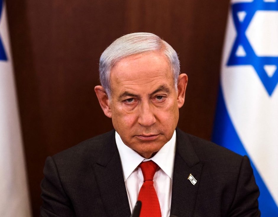 MartinDandach's tweet photo. El criminal de Netanyahu se juntó con el Secretario de Guerra de Estados Unidos, Pete Hegseth, en la Base Aérea Ovda de Eilat en Israel, para preparar ataques masivos contra Irán a 8 días de las elecciones israelíes. El terrorista acaba de suspender todos los permisos, descansos y vacaciones a los soldados de las FDI y les exigió la disponibilidad total. En paralelo emitió el estado de alerta mas alto. Todo esto pasa después de los ataques estadounidenses de hoy contra una base militar en Irán. Está claro que Netanyahu está buscando presionar al máximo para lograr el colapso en la región, ganar las elecciones, mantenerse en el poder con su proyecto supremacista y no terminar preso. El Primer Ministro israelí es el mayor enemigo de la humanidad.