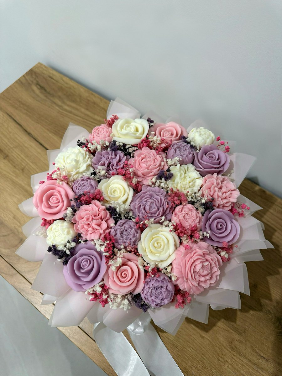 defoooolllllll's tweet photo. Tellement le plus beau bouquet que j’ai fait depuis que j’ai commencé mon business https://t.co/CEHS7fhbSQ