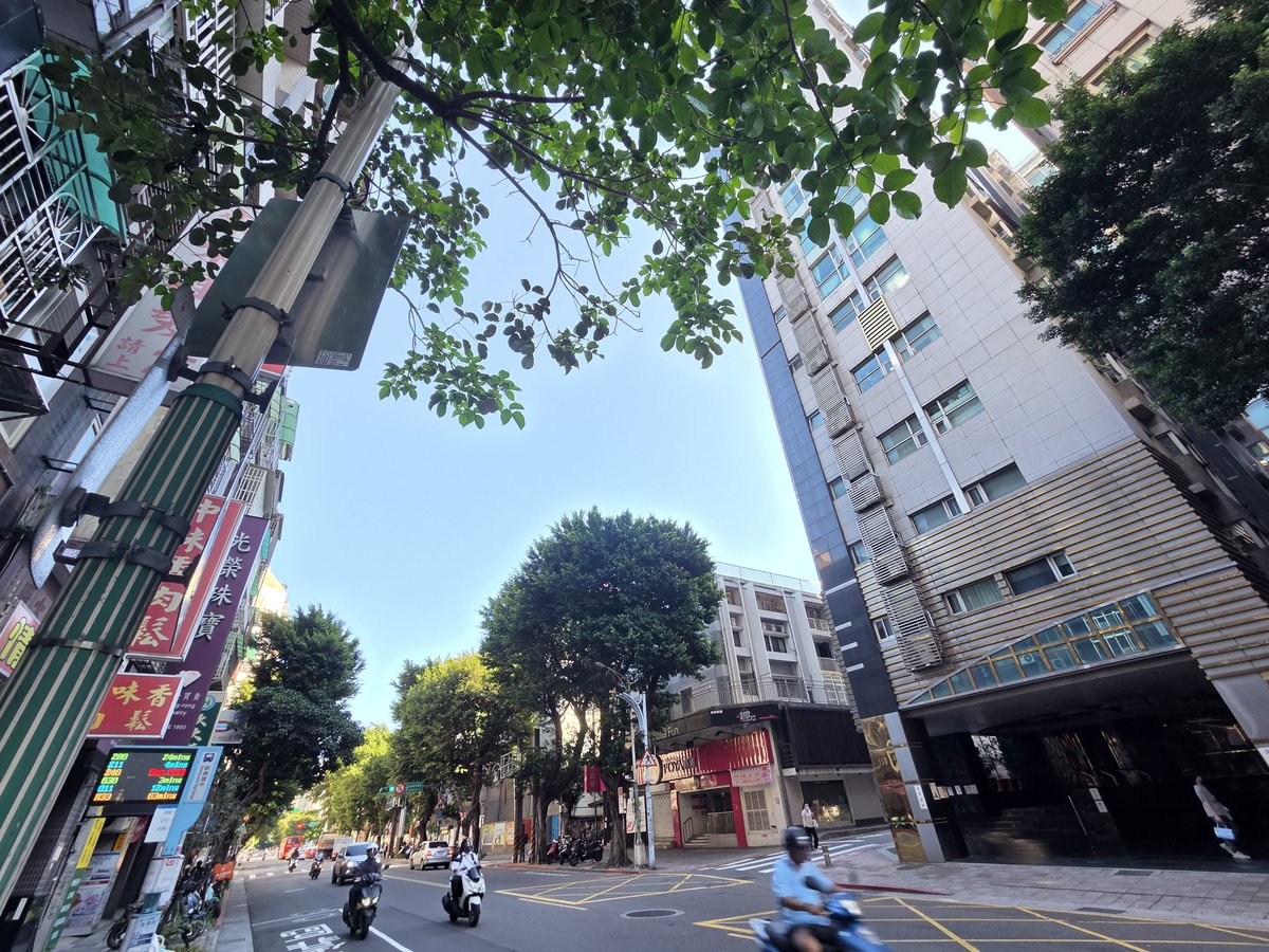 kasasagi1368's tweet photo. おはようございます☀️#台北市 現在30℃湿度75%
寒暖差疲労に注意⚠️こまめな水分補給🚰お忘れなく💪
昨日は噴火中の桜島を横目に👀 いざ #台湾巡業 ✈️
本日は新竹で2社訪問し🏭台中へ🚍️
#リサイクルの日 #かようび はりきって始動❕
#企業公式が朝の挨拶を言い合う 
#企業公式相互フォロー #イマソラ https://t.co/NMz1rqFrbq