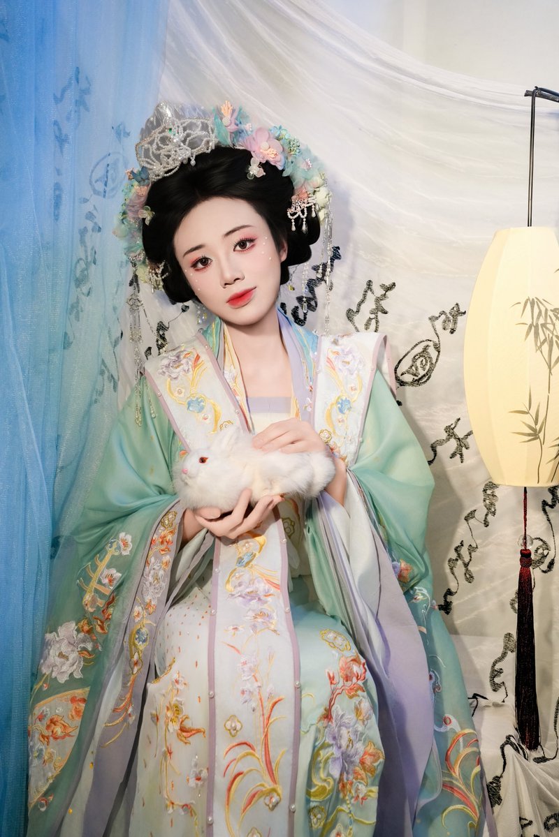 lzs6868's tweet photo. 尝试一下宋制，发现自己还是可以的呢，颜值焦虑瞬间好了一大半 https://t.co/wFY20qLF2i