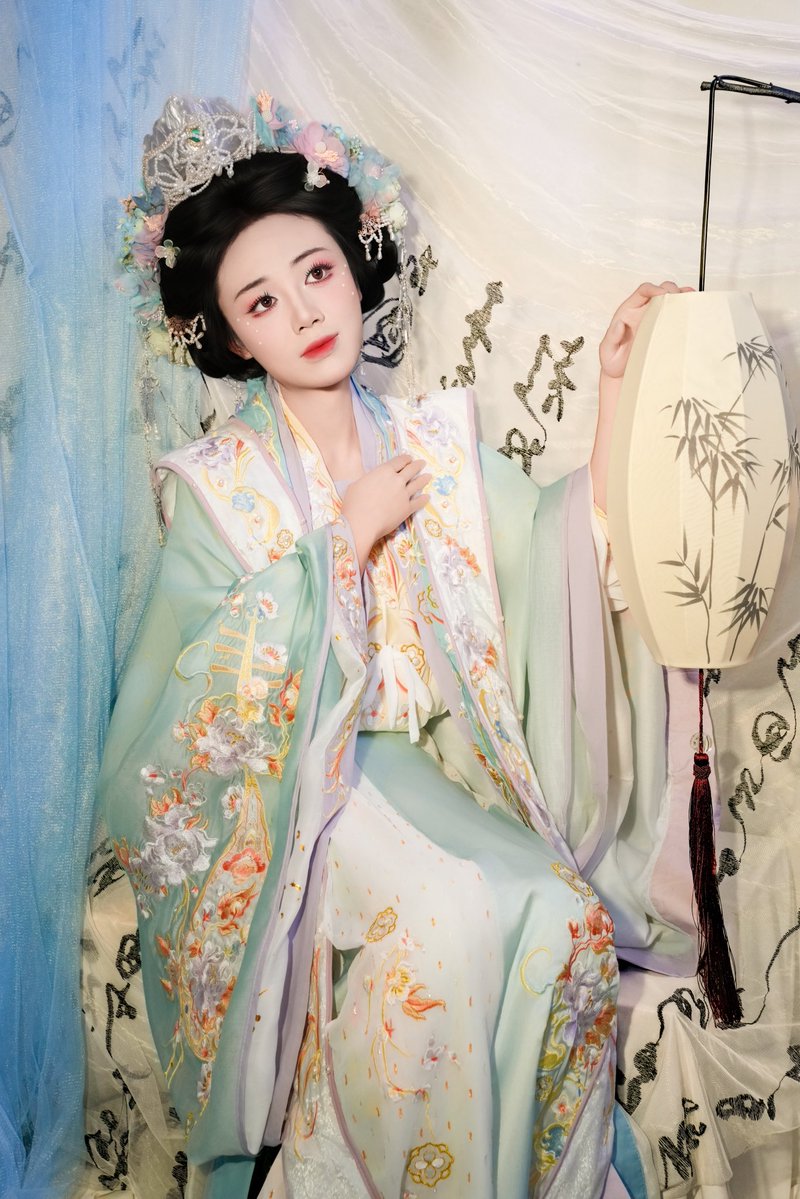 lzs6868's tweet photo. 尝试一下宋制，发现自己还是可以的呢，颜值焦虑瞬间好了一大半 https://t.co/wFY20qLF2i