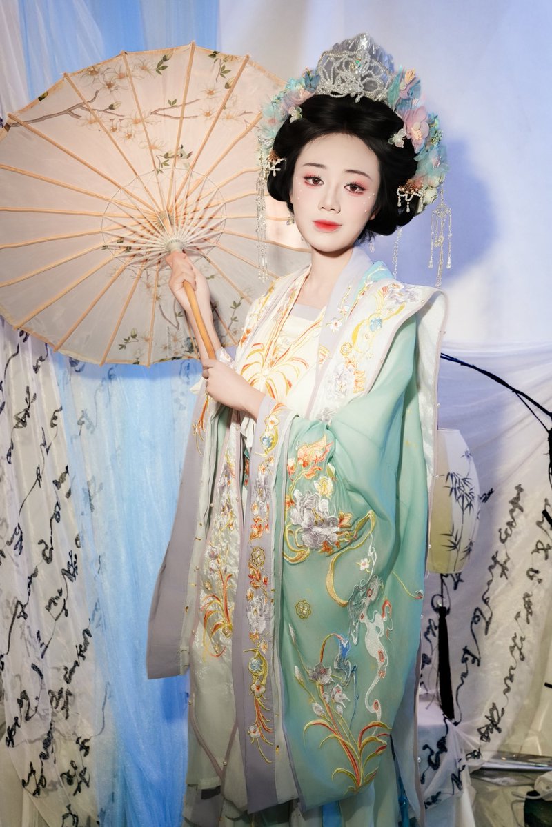 lzs6868's tweet photo. 尝试一下宋制，发现自己还是可以的呢，颜值焦虑瞬间好了一大半 https://t.co/wFY20qLF2i
