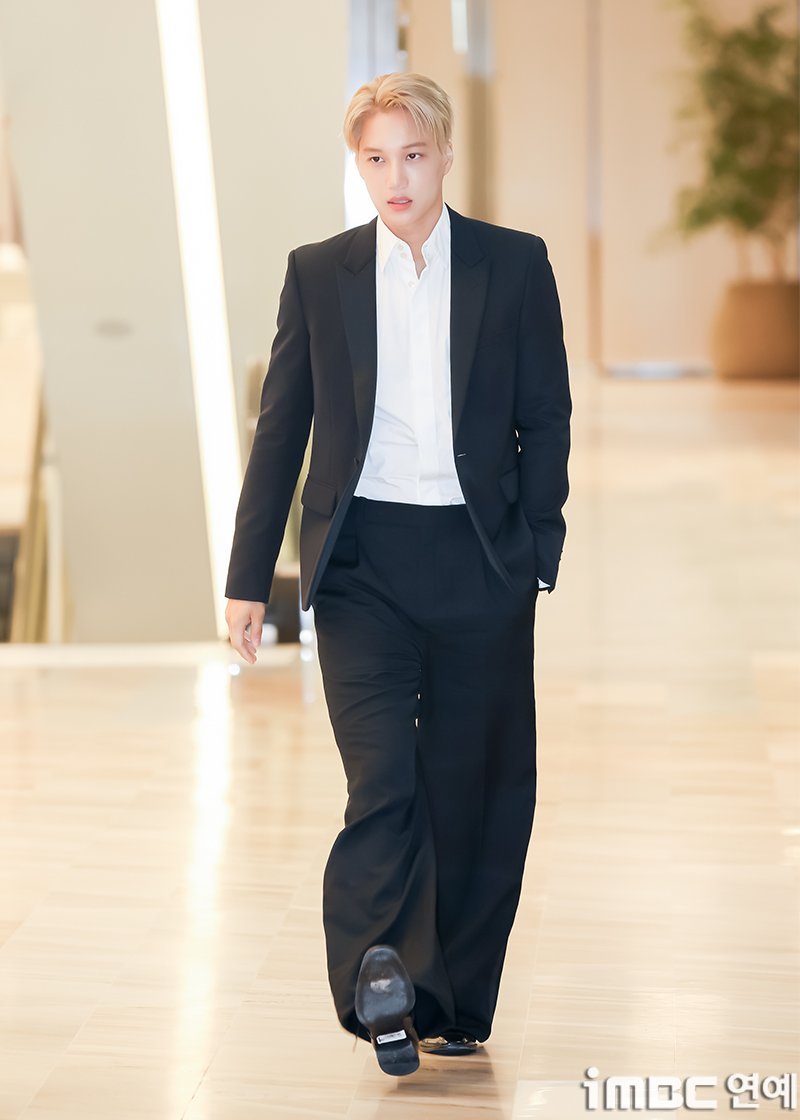 imbcenews's tweet photo. [포토] 카이, 금발 하트
#엑소 #EXO #카이 #팝업스토어 #오픈행사 #iMBC연예

엑소(EXO) 카이가 20일 오전 서울 여의도에 위치한 한 백화점에서 열린 패션 뷰티 브랜드 팝업스토어 오픈 행사에 참석해 포즈를 취하고 있다.

🔗https://t.co/MZoKJiEqFo https://t.co/W0isLzJF3C