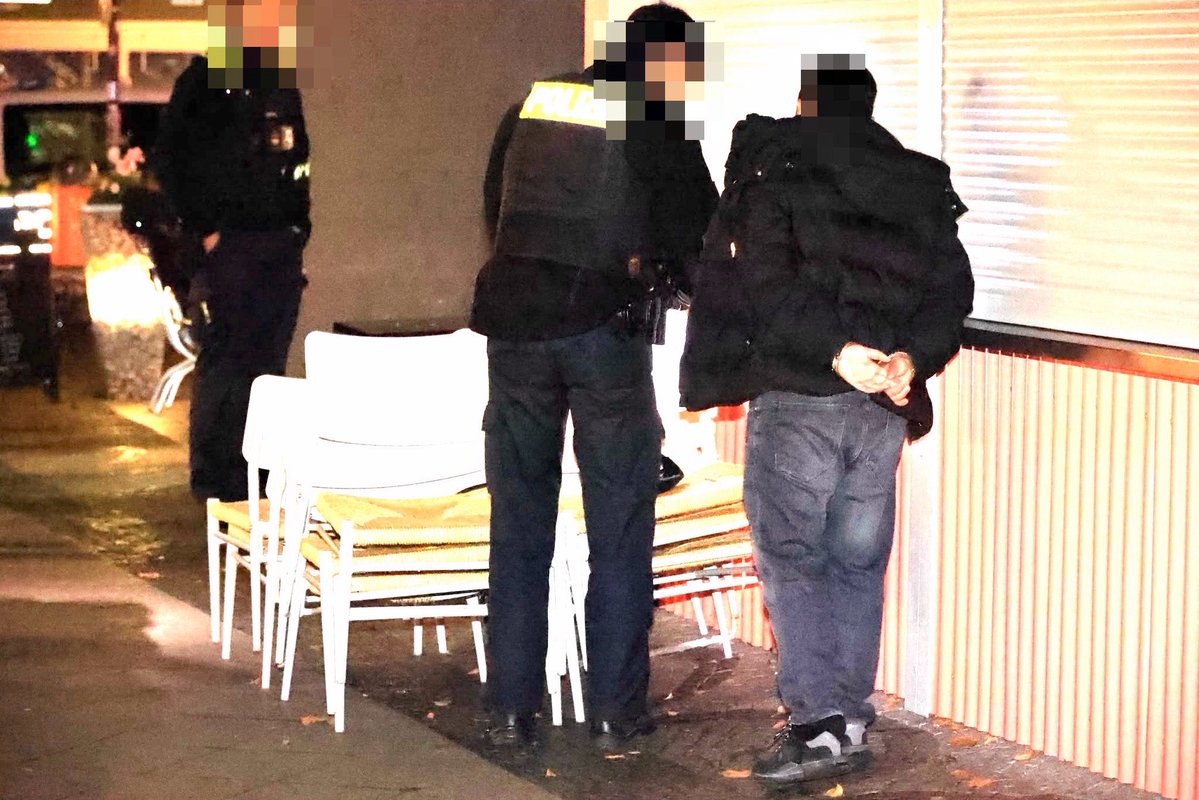 PolReporter's tweet photo. #Berlin #Tegel - Auseinandersetzung zwischen mehreren Personen, eine Person mit Stichverletzung ins Krankenhaus, Tatverdächtiger festgenommen https://t.co/8Ug8AAopDc