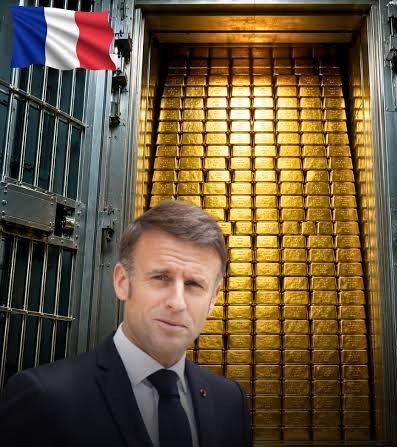 ItsDennis317's tweet photo. @FFT1776 Sure he has a piece of France with him. https://t.co/tIAGDANKqA