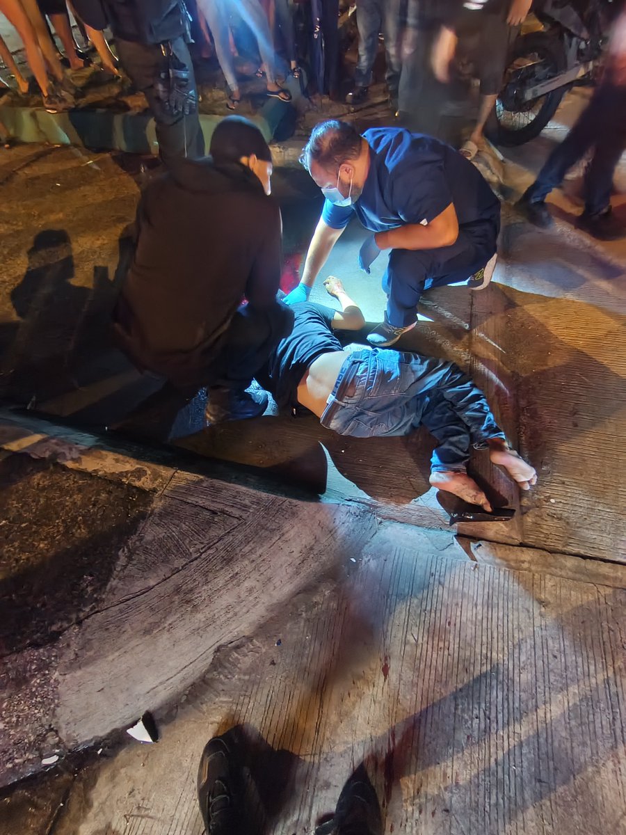 EmergenciasEc's tweet photo. Fatal accidente de tránsito en Guayacanes!
​Según versiones de testigos en la zona, una unidad de la Metrovia se habría cruzado el semáforo en rojo, impactando a una motocicleta en la que viajaba una pareja.
​Tras el impacto, el conductor de la moto quedó ssv, mientras que su acompañante resultó herida y fue trasladada de urgencia a una casa de salud.