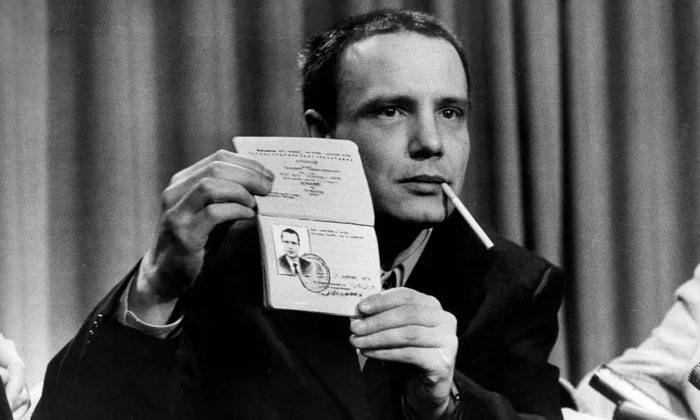 MomentsQuotable's tweet photo. « “Why me or all people?” - each member of a crowd asks himself. “I can’t accomplish anything by myself.”

And all are lost. 

“If not me, then who?” - the individual with his back to the wall asks himself.

And he saves everyone. » - Vladimir Bukovsky, Soviet dissident https://t.co/N8vhIFfjSV