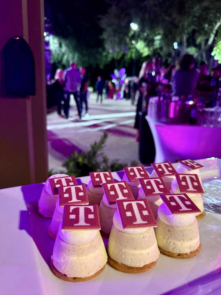 BevEve's tweet photo. Celebrating innovation with a side of good food, great company and plenty of laughs! 🏆

A brilliant evening at the T-Mobile for Business Innovate Awards, celebrating the people putting technology to work in extraordinary ways 👏 

Always extra fun hanging out with my co-founder @Chels_LA 🩷 Thank you @TMobileBusiness for having us!

T-Mobile for Business Partner | Gartner IT Symposium/Xpo 2026

#GartnerIT #InnovateAwards