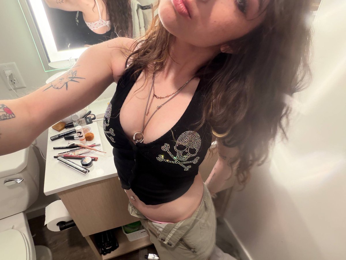 rheashgrave's tweet photo. you’re kinda petite babe 🥰 https://t.co/6BkDUNA6EW
