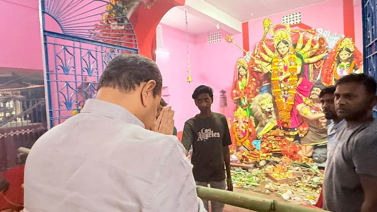KumarBulo's tweet photo. गोपालपुर विधानसभा क्षेत्र अंतर्गत गोपालपुर के #पचगछिया_दुर्गा_मंदिर￼￼ में माँ दुर्गा की विधिवत पूजा-अर्चना कर समस्त क्षेत्रवासियों एवं बिहारवासियों के सुख, शांति, समृद्धि, उत्तम स्वास्थ्य एवं खुशहाल जीवन की कामना की।

माँ जगदम्बे की असीम कृपा और आशीर्वाद हम सभी पर सदैव बना रहे तथा हमारा बिहार विकास, शांति एवं समृद्धि के पथ पर निरंतर आगे बढ़ता रहे।

जय माता दी।🙏
#ShaileshKumar #BuloMandal #MaaDurga #TetariDurgaMandir #Navgachia #Gopalpur #Bhagalpur #Bihar #JaiMataDi #DurgaPuja #जनसेव