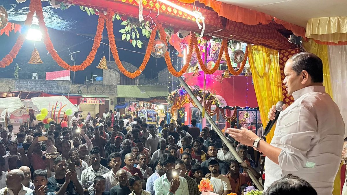 KumarBulo's tweet photo. गोपालपुर विधानसभा क्षेत्र अंतर्गत गोपालपुर के #पचगछिया_दुर्गा_मंदिर￼￼ में माँ दुर्गा की विधिवत पूजा-अर्चना कर समस्त क्षेत्रवासियों एवं बिहारवासियों के सुख, शांति, समृद्धि, उत्तम स्वास्थ्य एवं खुशहाल जीवन की कामना की।

माँ जगदम्बे की असीम कृपा और आशीर्वाद हम सभी पर सदैव बना रहे तथा हमारा बिहार विकास, शांति एवं समृद्धि के पथ पर निरंतर आगे बढ़ता रहे।

जय माता दी।🙏
#ShaileshKumar #BuloMandal #MaaDurga #TetariDurgaMandir #Navgachia #Gopalpur #Bhagalpur #Bihar #JaiMataDi #DurgaPuja #जनसेव