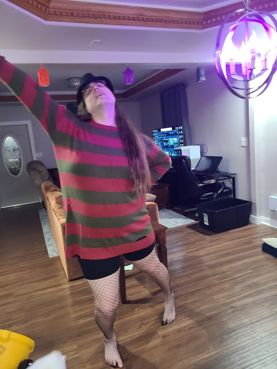 Pugums1's tweet photo. Costume for pugoween! https://t.co/38VfJA4aO3