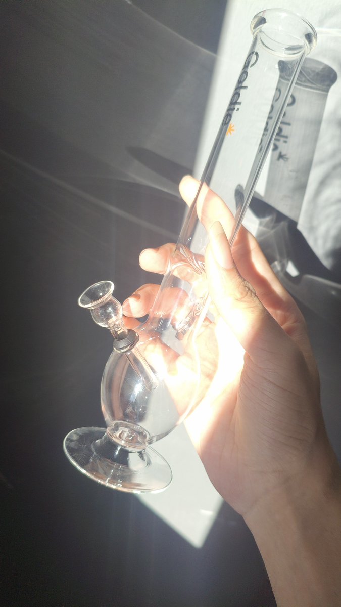 AnyS7ven's tweet photo. eu fico chapada com só 5 tragos no baseado e uma tragada no bong :) https://t.co/Nm4ZuVYP08