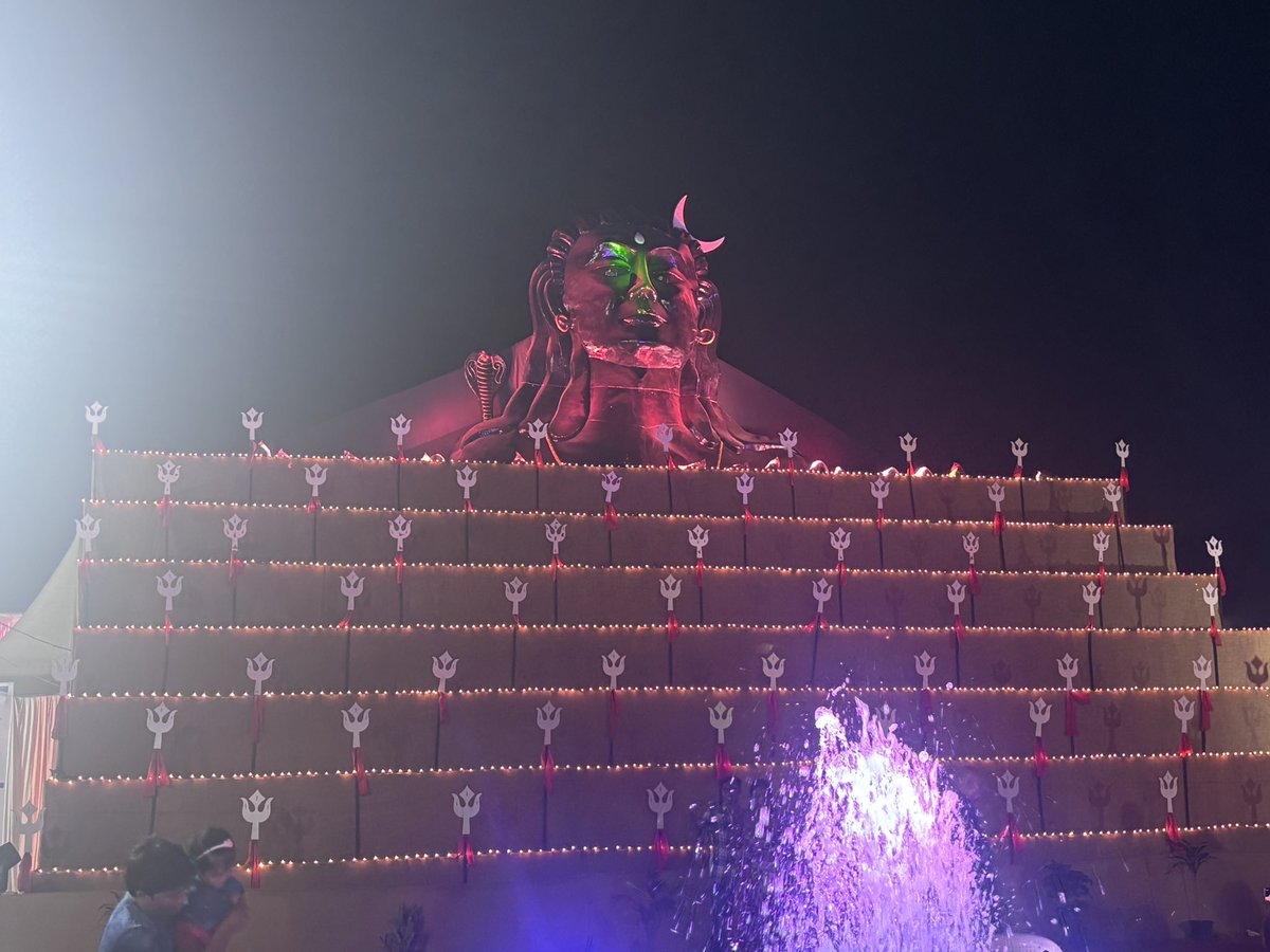 Rain_Pebble_'s tweet photo. Parikrama in the vicinity - a 2 tweet 🧵 
1. Nerul Amra Prabasi
Pandal is an attempt to recreate the Shiva head statue in Tamil Nadu https://t.co/KnEu6wRHzQ