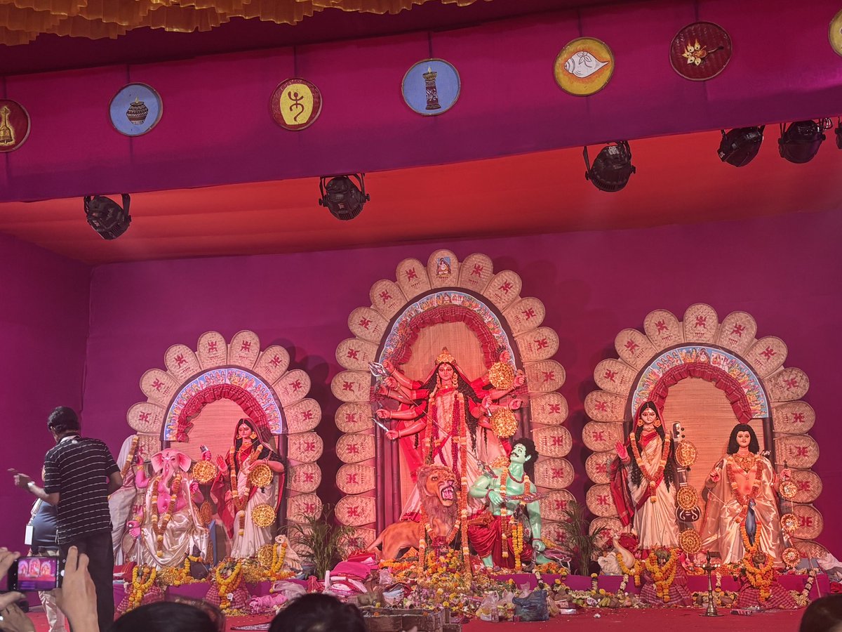 Rain_Pebble_'s tweet photo. Parikrama in the vicinity - a 2 tweet 🧵 
1. Nerul Amra Prabasi
Pandal is an attempt to recreate the Shiva head statue in Tamil Nadu https://t.co/KnEu6wRHzQ