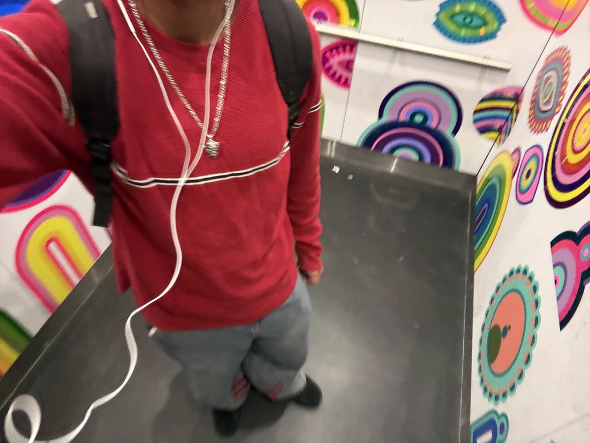 surgiogt's tweet photo. in the gay elevator, now i study https://t.co/lixPkReKDK