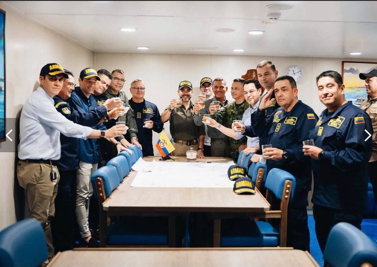 StevenLievano's tweet photo. En las últimas horas el presidente de la República estuvo en San Andrés, allí se llevó a cabo un consejo de seguridad con las Fuerzas Armadas. 

El artículo 76, numeral 27, de la Ley 1862 de 2017 tipifica como falta gravísima consumir bebidas embriagantes durante actos del servicio o portando armas de dotación oficial, munición o explosivos. 

La Ley 2196 de 2022, Estatuto Disciplinario Policial, contempla como falta disciplinaria el consumo de bebidas embriagantes durante el servicio.

No importa sin estaban con el presidente La @PGN_COL debe investigar si los integrantes del Ejército y la Armada que aparecen en estas imágenes estaban consumiendo licor durante el servicio. 

En Colombia existen antecedentes como el del uniformado Esneyder Alejandro Parrado Agudelo. En sentencia del 4 de octubre de 2018, el Consejo de Estado confirmó la legalidad de la sanción impuesta a Parrado Agudelo, quien alegó que no le habían practicado un examen de Medicina Legal para determinar su estado de embriaguez. Sin embargo, el alto tribunal determinó que para configurar la falta por consumir bebidas embriagantes durante el servicio no era necesario demostrar que estuviera en estado de embriaguez: bastaba con acreditar el consumo durante el servicio mediante las pruebas correspondientes.

Este antecedente debe ser tenido en cuenta frente al brindis en el que aparecen integrantes de la Fuerza Pública junto al presidente de la República durante un consejo de seguridad. La Procuraduría y las autoridades disciplinarias deben establecer las circunstancias de los hechos y determinar si se infringieron las normas aplicables. Que haya sido un brindis o que no exista una prueba de alcoholemia no significa, por sí solo, que no pueda haber responsabilidad disciplinaria. La ley debe aplicarse con igualdad y, si se comprueban las faltas, deben imponerse las sanciones correspondientes, respetando el debido proceso.