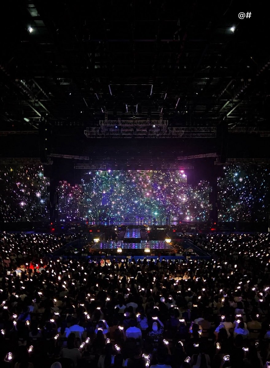 illitfanbase_'s tweet photo. so this is what it feels like to be part of ILLIT  magical concert. https://t.co/p429jkZCnP