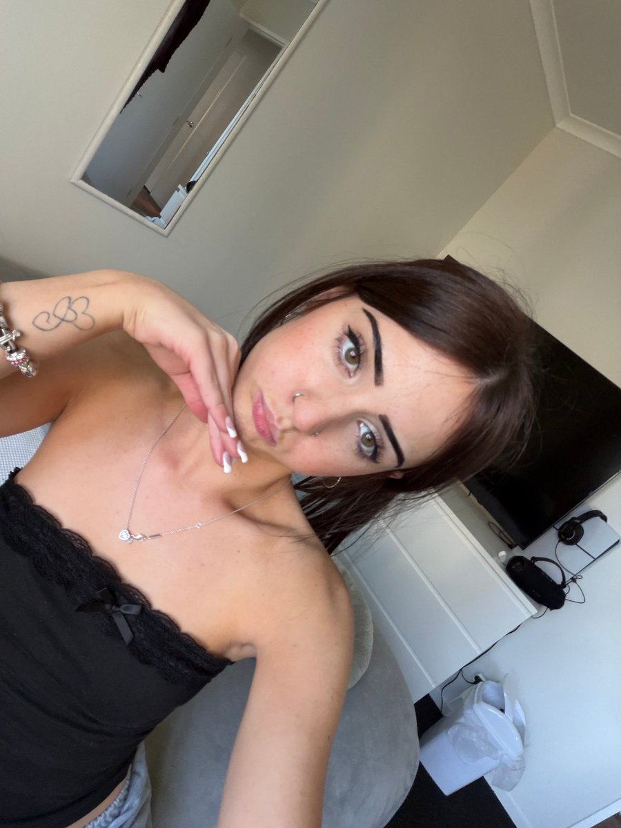 eryxka's tweet photo. i feel like this picture gives off a certain vibe, but i can't figure out what it is… what's the energy i'm giving u? ✨ https://t.co/I1AZmTQ5Yi