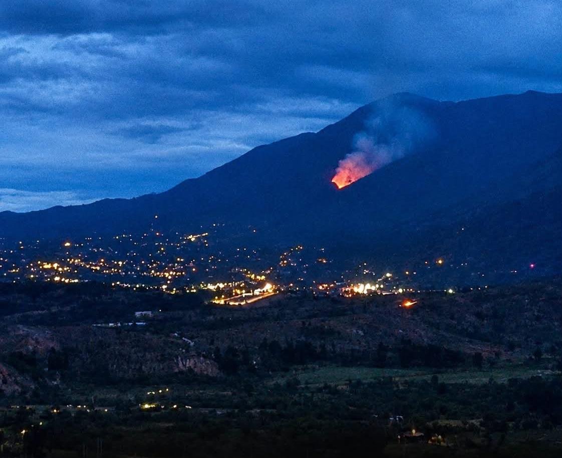 JavierDlacuadra's tweet photo. Se volvió a prender Iguaque. Se volvió no, lo volvieron a prender. Hoy hacía las 5 de la tarde, manos criminales prendieron fuego en las montañas Villa de Leyva, en la zona del Santuario de Fauna y Flora de Iguaque. Los bomberos y la comunidad están trabajando en la zona. Pero el acceso es muy complicado y peligroso, por lo empinado y por la hora. Está vez queremos pedirle a gobernación @CarlosAmayaR y a las autoridades que estén listos para una posible expansión del fuego y evitar que se repita la historia de septiembre. Mejor dicho que hagan presencia cuánto antes. Pero de otro lado es urgente poner a andar un operativo y una investigación completa que nos entregue reportes y ojalá capturas relacionadas con este nuevo incendio y con el anterior.