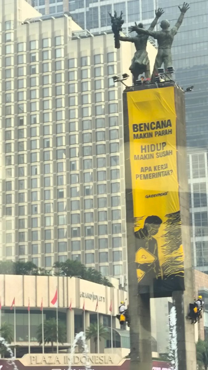 LambeSahamjja's tweet photo. INFO DARI NETIZEN DI BUNDARAN HI ADA SPANDUK  DARI GREENPEACE 
tulisannya:
“bencana makin parah”
“hidup makin susah”
“apa kerja pemerintah?” https://t.co/LeXq5m9C08