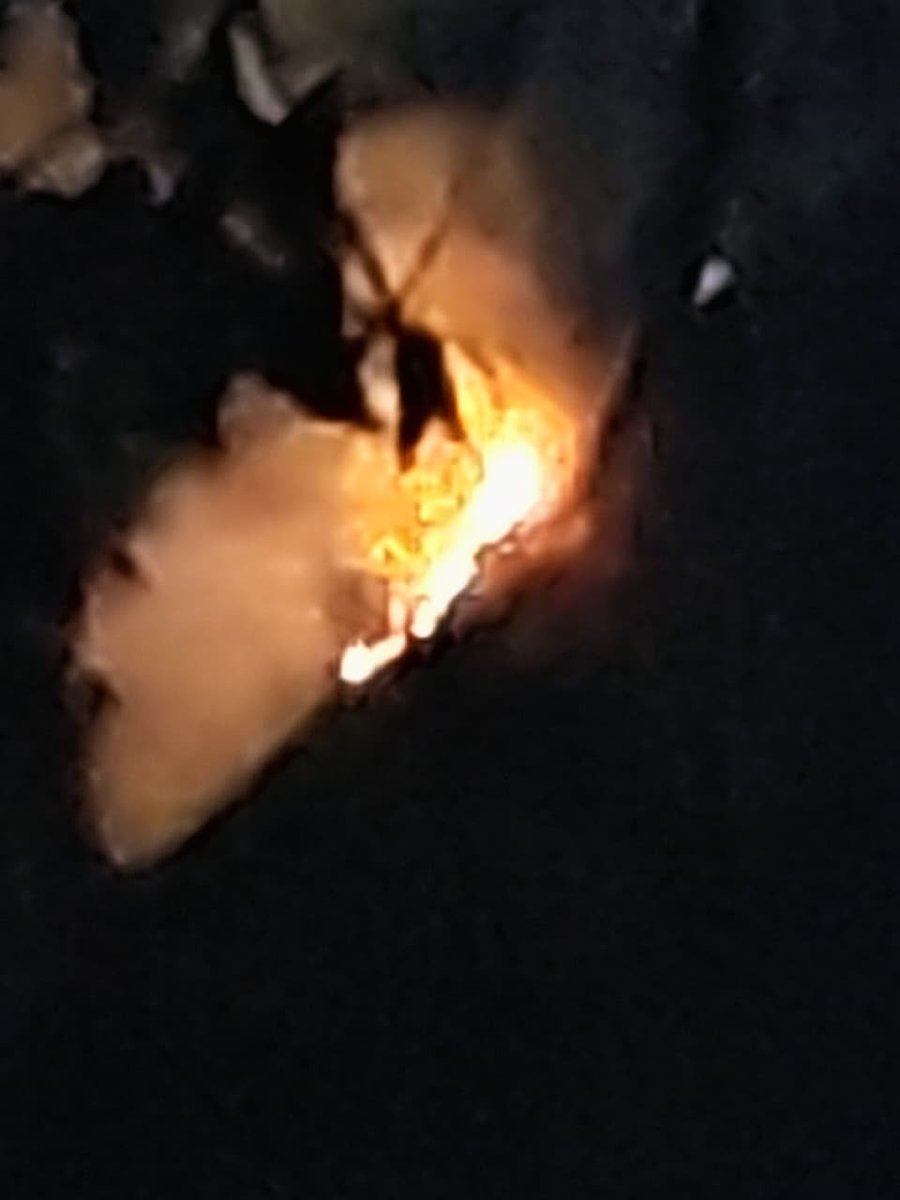 JavierDlacuadra's tweet photo. Se volvió a prender Iguaque. Se volvió no, lo volvieron a prender. Hoy hacía las 5 de la tarde, manos criminales prendieron fuego en las montañas Villa de Leyva, en la zona del Santuario de Fauna y Flora de Iguaque. Los bomberos y la comunidad están trabajando en la zona. Pero el acceso es muy complicado y peligroso, por lo empinado y por la hora. Está vez queremos pedirle a gobernación @CarlosAmayaR y a las autoridades que estén listos para una posible expansión del fuego y evitar que se repita la historia de septiembre. Mejor dicho que hagan presencia cuánto antes. Pero de otro lado es urgente poner a andar un operativo y una investigación completa que nos entregue reportes y ojalá capturas relacionadas con este nuevo incendio y con el anterior.