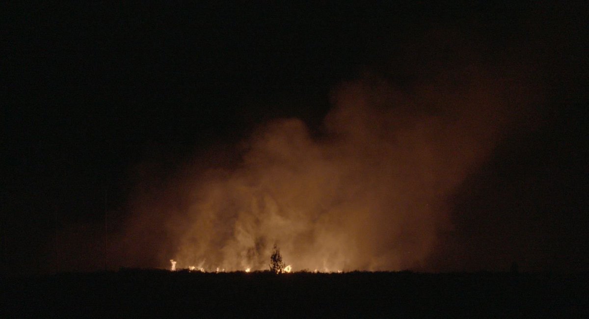 JavierDlacuadra's tweet photo. Se volvió a prender Iguaque. Se volvió no, lo volvieron a prender. Hoy hacía las 5 de la tarde, manos criminales prendieron fuego en las montañas Villa de Leyva, en la zona del Santuario de Fauna y Flora de Iguaque. Los bomberos y la comunidad están trabajando en la zona. Pero el acceso es muy complicado y peligroso, por lo empinado y por la hora. Está vez queremos pedirle a gobernación @CarlosAmayaR y a las autoridades que estén listos para una posible expansión del fuego y evitar que se repita la historia de septiembre. Mejor dicho que hagan presencia cuánto antes. Pero de otro lado es urgente poner a andar un operativo y una investigación completa que nos entregue reportes y ojalá capturas relacionadas con este nuevo incendio y con el anterior.