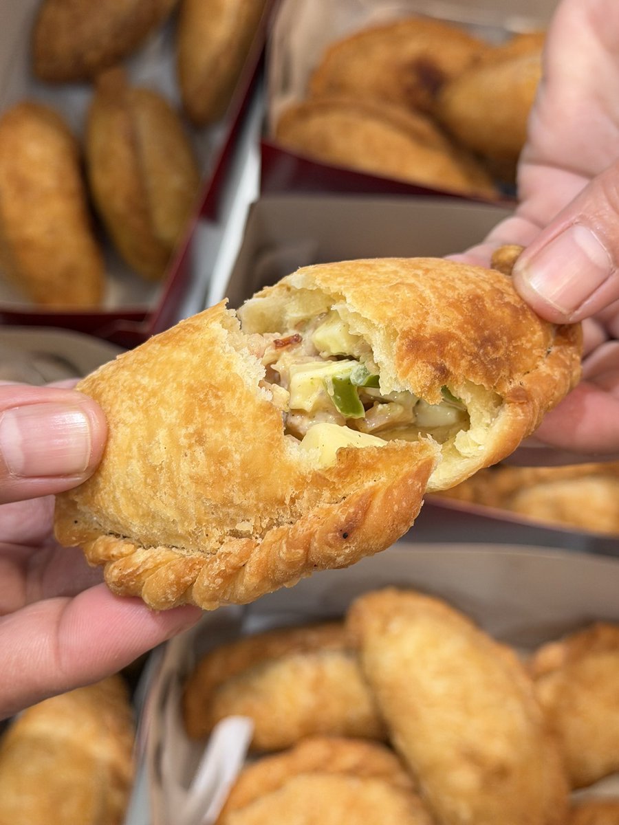 theointech's tweet photo. My mom makes the best empanada. Hindi tinipid at sobrang siksik! But there’s a problem.

She’s great at making the product, but have little knowledge in running a food business.

She’s now based in Pampanga and could use a little help.

Who wants to try? https://t.co/AoYvqs6eUF