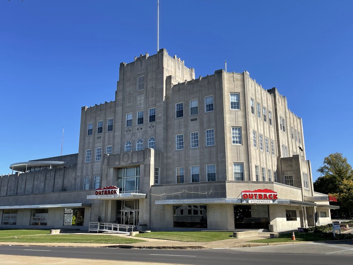 JacobAShell's tweet photo. An old Sears building in the 21st century suburbs https://t.co/nf5EJYihFP
