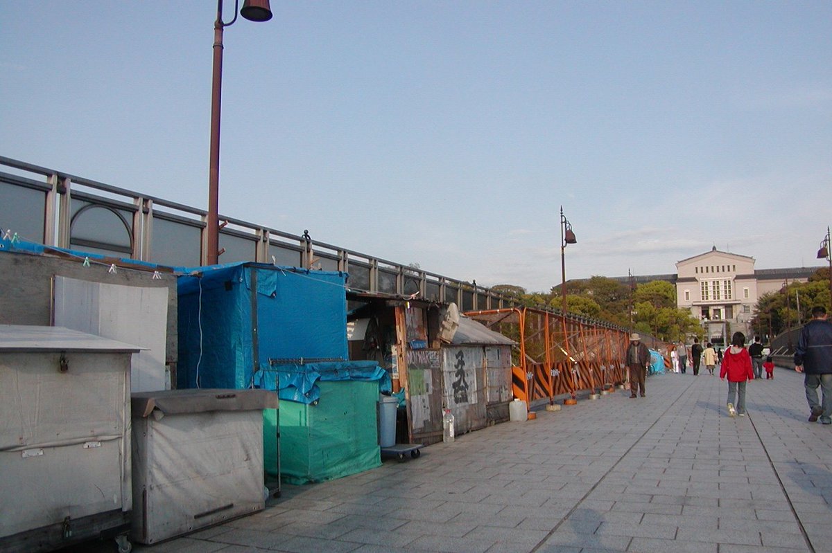 deepannai's tweet photo. 【大阪市の暗黒時代】天王寺公園
1～3枚目：2006年
4枚目：2025年
どっちの天王寺公園がお好きですか？ https://t.co/v2JOnT6Zh8
