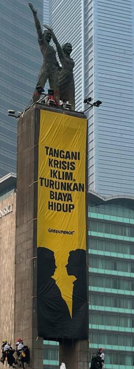 ghinanaililaz's tweet photo. Bunderan HI pagi Ini! Kalian keren @greenpeaceid 👏🏻

Be safe for today yang demo stay calm jangan rusuh jangan mau di provokasi. Semangat https://t.co/KoequHhKBw