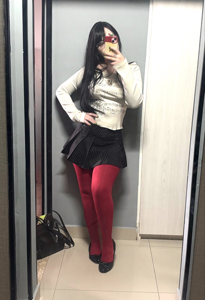 cityhaunts13's tweet photo. mulher que combina a meia calça com o rimel passando https://t.co/9qYtiMkvId