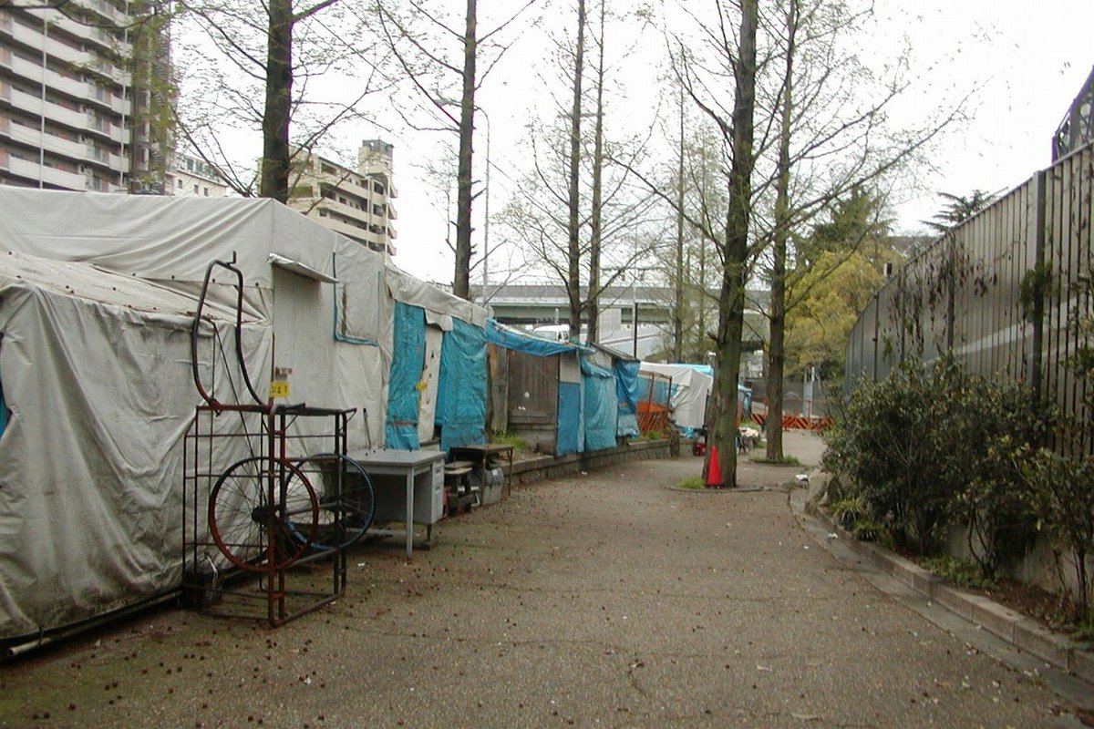 deepannai's tweet photo. 【大阪市の暗黒時代】天王寺公園
1～3枚目：2006年
4枚目：2025年
どっちの天王寺公園がお好きですか？ https://t.co/v2JOnT6Zh8