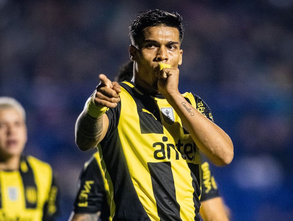 tendenciafutuy2's tweet photo. Francisco Calvo, zaguero de Nacional igualó a Matías Arezo en goles por el clausura.

Ambos llevan 5 y eso que Arezo es 9🤯 https://t.co/A7vNZfVBLT