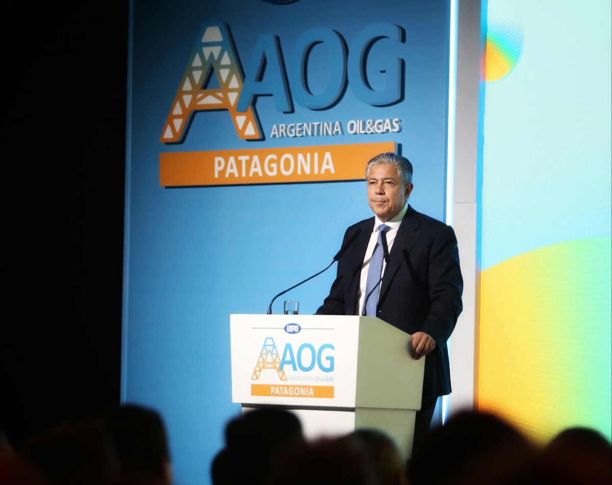 lucascastelli16's tweet photo. ARGENTINA OIL & GAS PATAGONIA
Una nueva edición de la AOG Patagonia 2026, un encuentro que muestra la fuerza de una industria que no para de crecer y que está cambiando la realidad de Neuquén. Porque detrás de Vaca Muerta hay trabajo, familias que progresan y oportunidades para nuestra gente.

El gobernador @Rolo_Figueroa compartió su mirada sobre el presente y el futuro de Neuquén, con un objetivo claro: que este crecimiento se traduzca en más trabajo y desarrollo para toda la provincia. Tenemos una oportunidad enorme y el desafío es que sus beneficios lleguen a cada localidad y a cada neuquino.