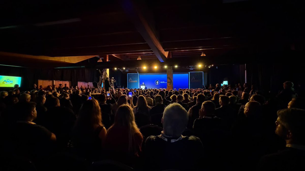 lucascastelli16's tweet photo. ARGENTINA OIL & GAS PATAGONIA
Una nueva edición de la AOG Patagonia 2026, un encuentro que muestra la fuerza de una industria que no para de crecer y que está cambiando la realidad de Neuquén. Porque detrás de Vaca Muerta hay trabajo, familias que progresan y oportunidades para nuestra gente.

El gobernador @Rolo_Figueroa compartió su mirada sobre el presente y el futuro de Neuquén, con un objetivo claro: que este crecimiento se traduzca en más trabajo y desarrollo para toda la provincia. Tenemos una oportunidad enorme y el desafío es que sus beneficios lleguen a cada localidad y a cada neuquino.