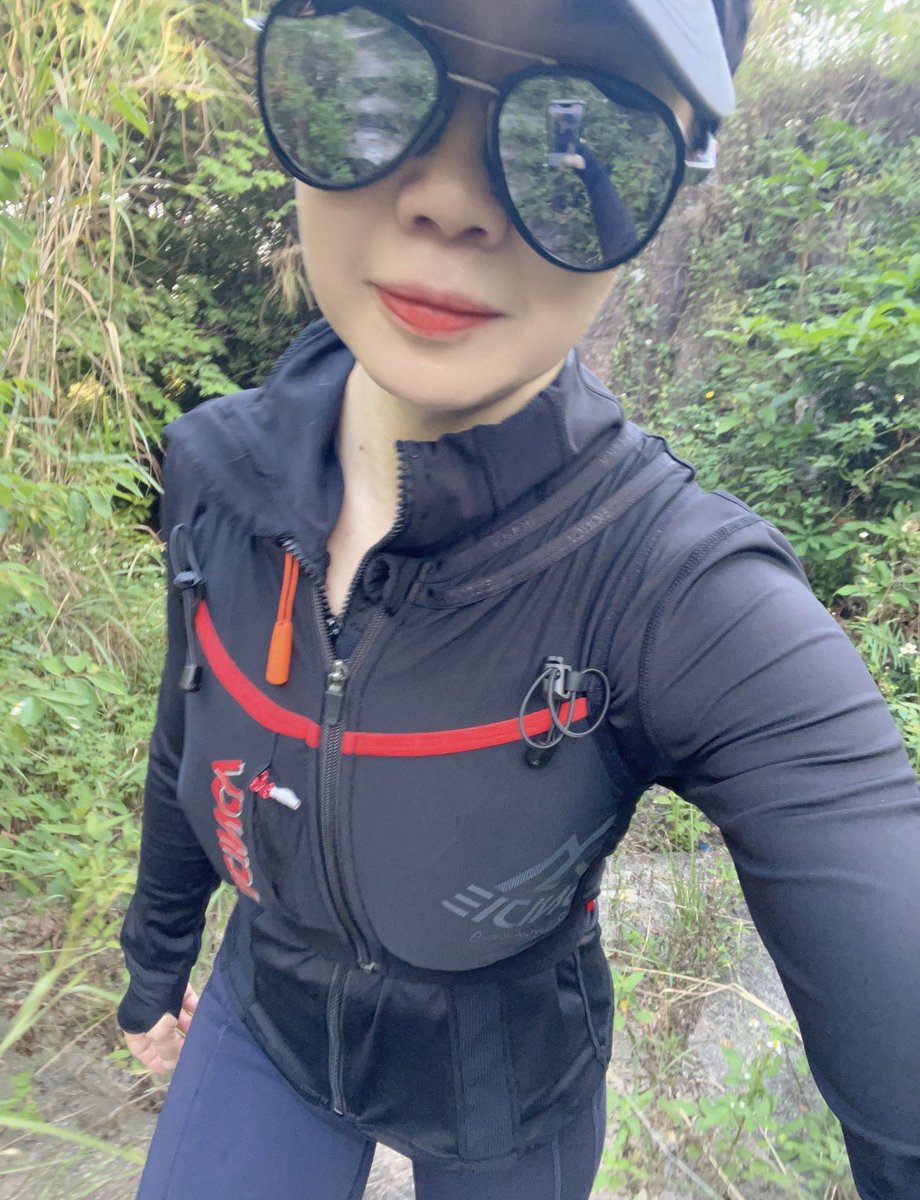 Houmaamud's tweet photo. 华问我这个周末能不能一起去爬山。
说我上次朋友圈的照片让他很有感觉。
不知道他说的很有感觉是什么意思，先答应了他。但是说要回家问问他爸的意见，邀请他爸和我们一起去。
华说他爸不爱运动，肯定不会去。 https://t.co/nDaPSOWPCS