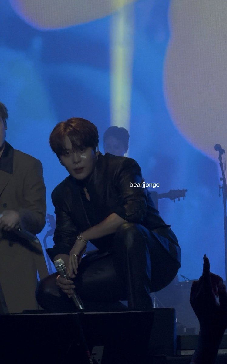 bearjjongo's tweet photo. everyone say thank you leather pants amen https://t.co/GDjfWpHXrY