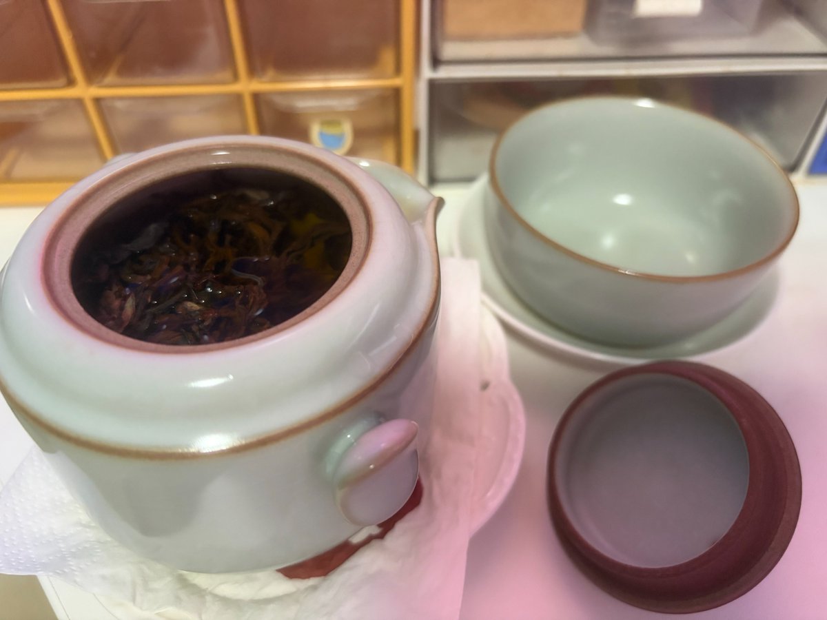 tinyfool's tweet photo. 开始喝杨老师送的红茶，味道不错 @430Yang https://t.co/RN7F53FKQG