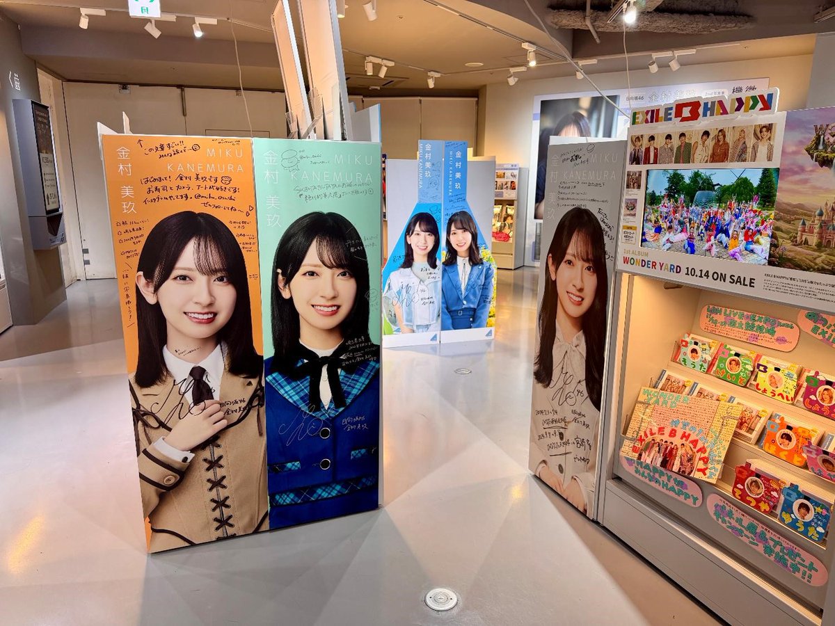 SHIBUYA_T_MUSIC's tweet photo. 【#金村美玖🍣】
本日2nd写真集『機微』を発売した おすしがシブツタ地下2Fにご来店🎊🙌
本日より11/1(日)までパネル展示＆パネルプレゼント企画を開催💙💛
限定絵柄のB3ポスターも🎁
さらに！歴代のパネルやコメントカード(脅威の25枚…！)も展示中👍️
詳細🔽
https://t.co/Kuuwq9AF0J
#日向坂46 https://t.co/fRPdGlR7qW