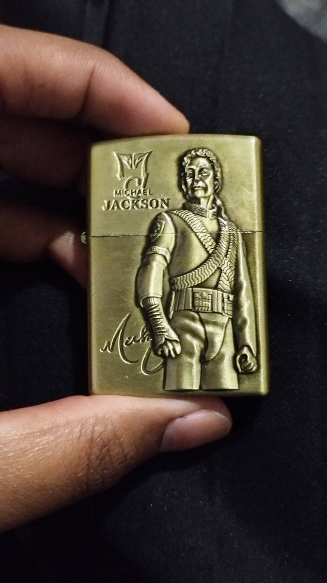 isbilliejean's tweet photo. minha mãe viajou e trouxe um fodendo isqueiro MICHAEL JACKSON HISTORY https://t.co/5uVxDU7zY9