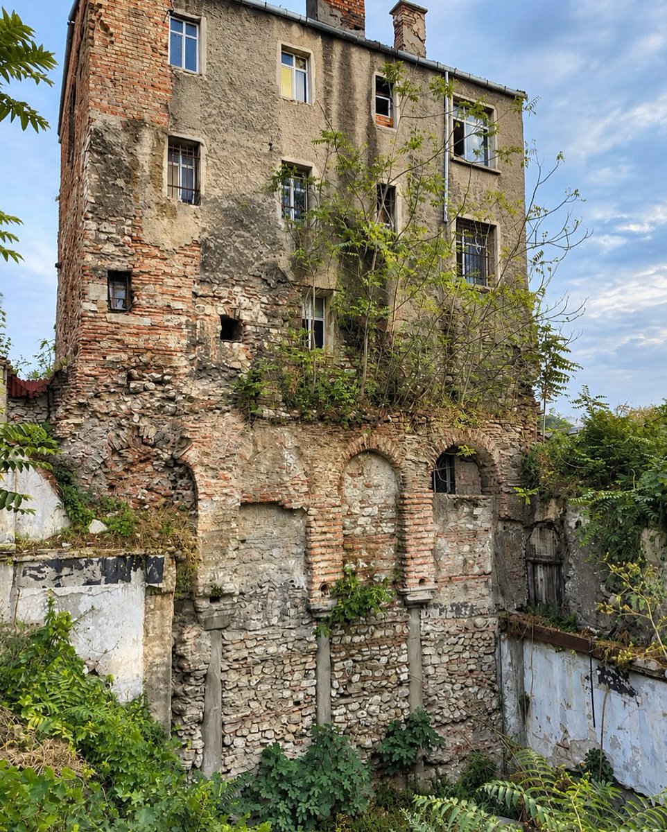 sehviyat's tweet photo. there is also 1 building, 4 historical buildings. https://t.co/wvAzv5xR9I